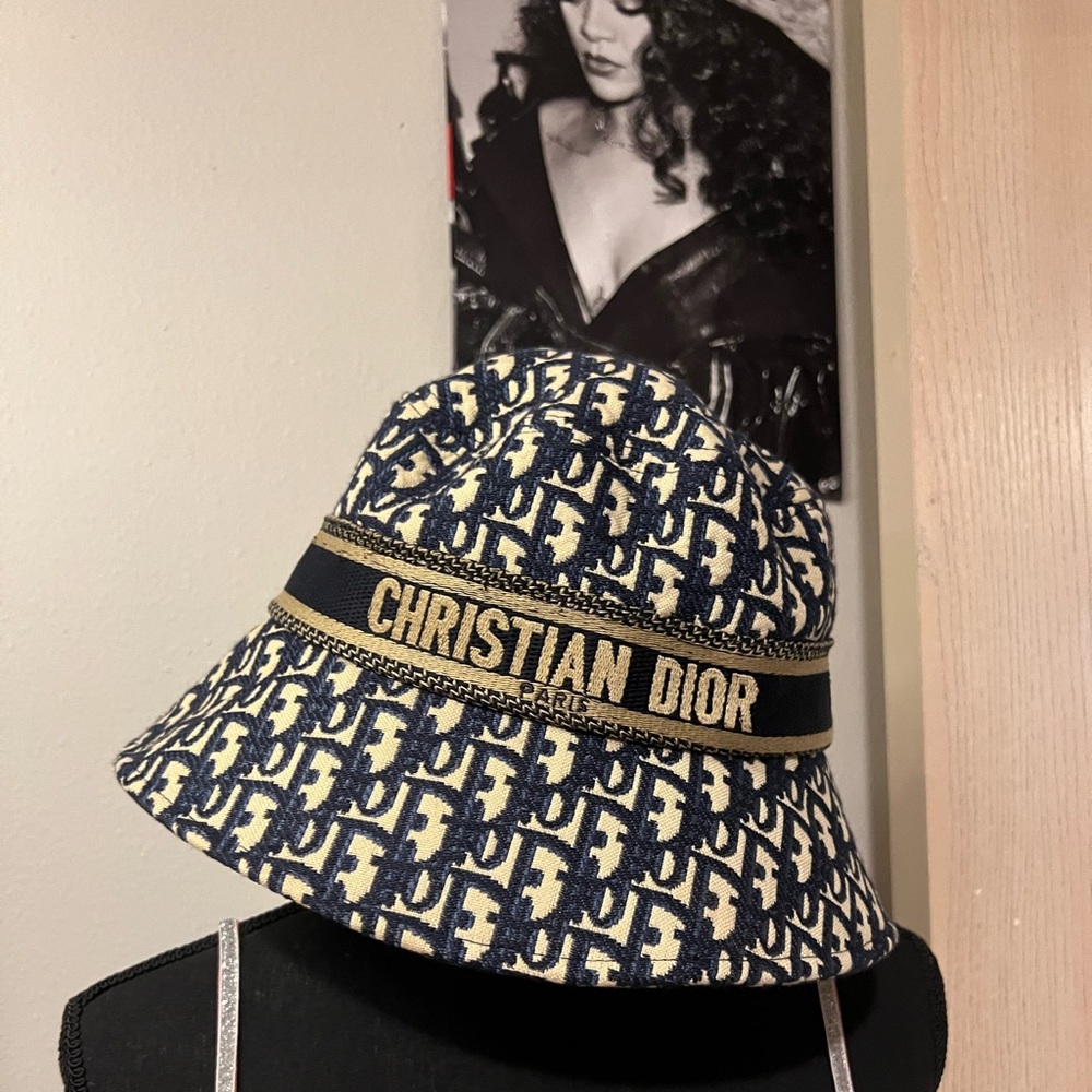 Bucket hat